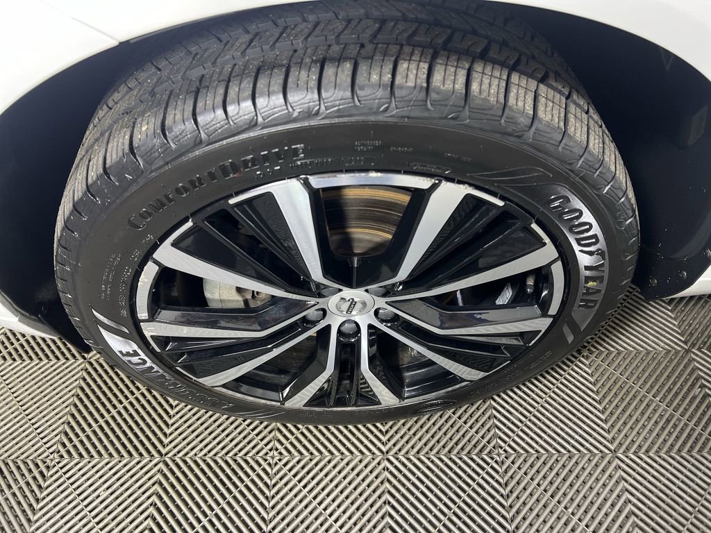 Used 2023 Crystal White Volvo B6 AWD Ultimate Dark image 33