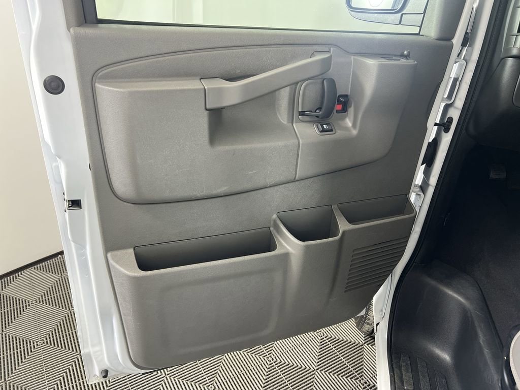 Used 2025 Summit White Chevrolet LT image 20