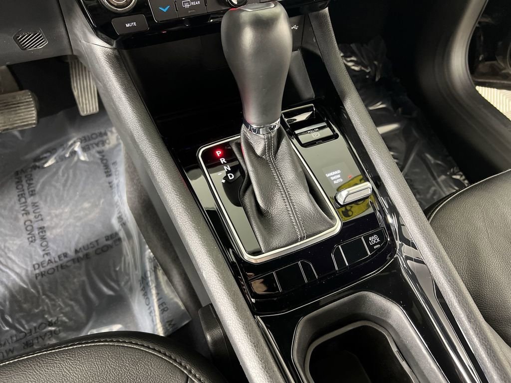 Used 2023 Diamond Black Crystal Pearlcoat Jeep Limited image 16