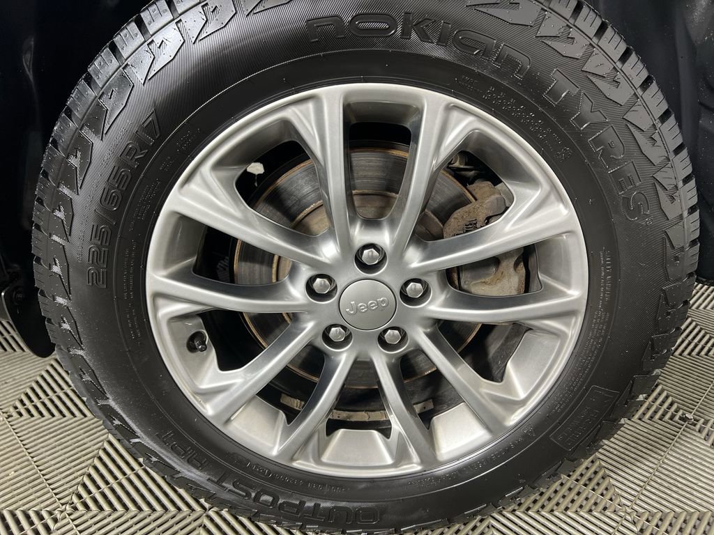 Used 2019 Billet Silver Jeep Latitude Plus 4x4 image 32