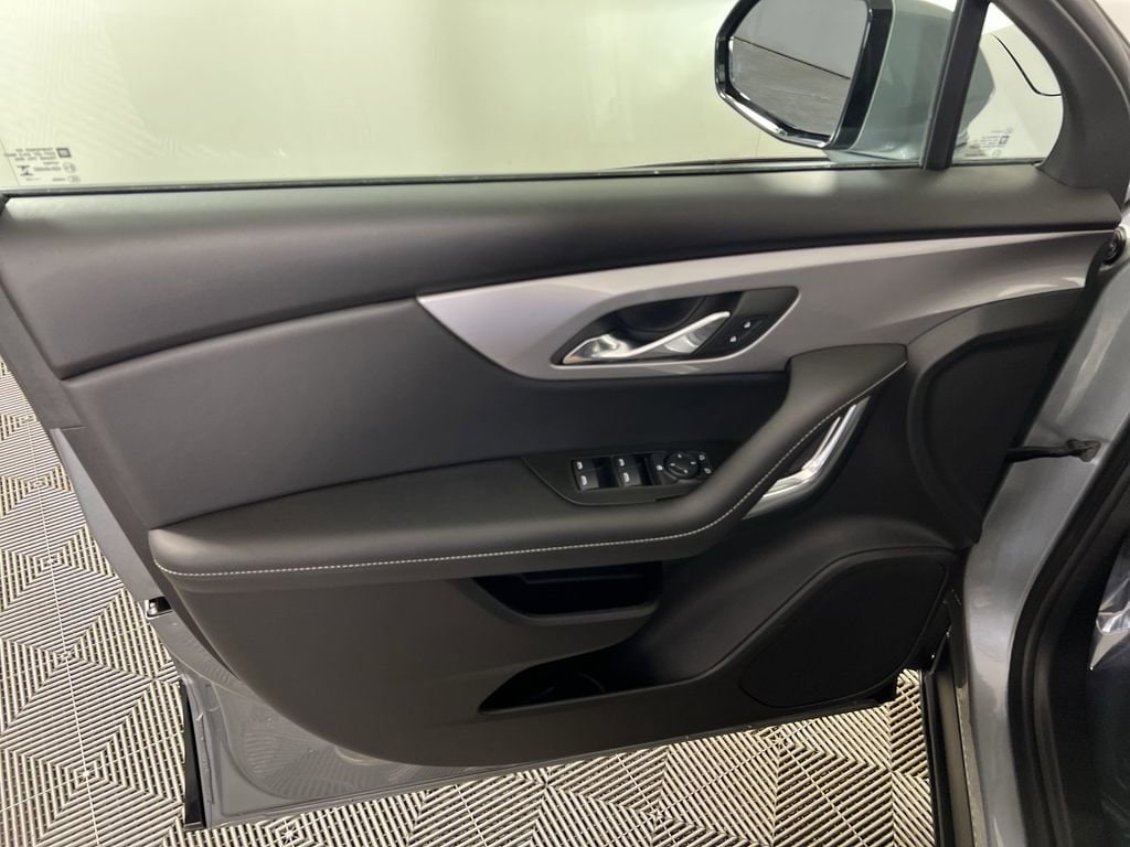 Used 2025 Sterling Gray Chevrolet LT w/2LT image 21