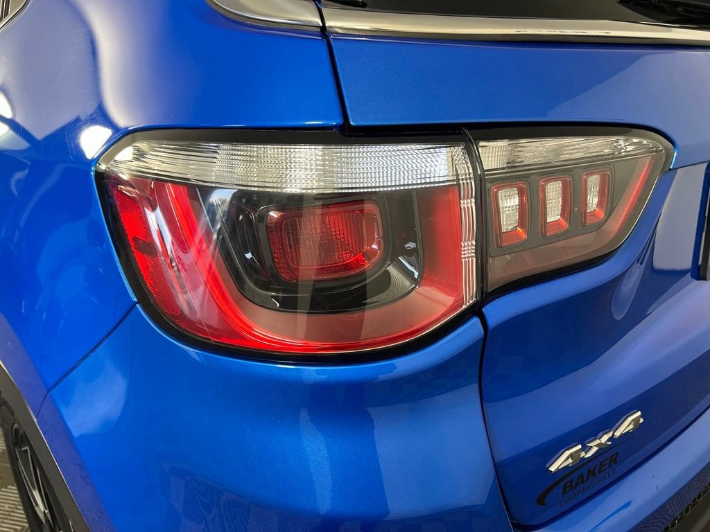 Used 2018 Laser Blue Pearlcoat Jeep Latitude 4x4 image 33