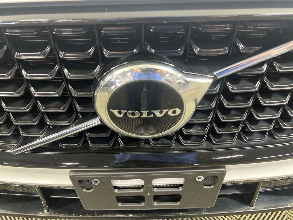 Used 2023 Crystal White Volvo B6 AWD Ultimate Dark image 31