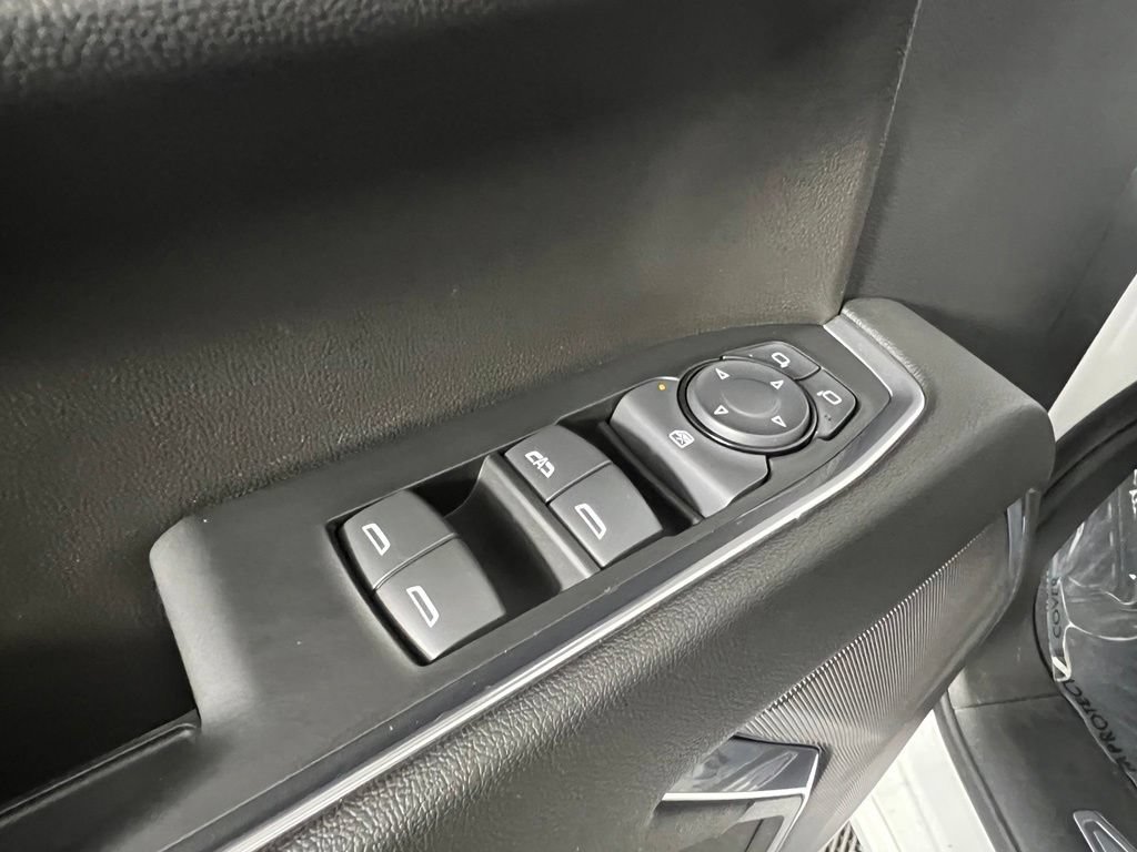 Used 2024 Summit White GMC Elevation w/3VL image 17