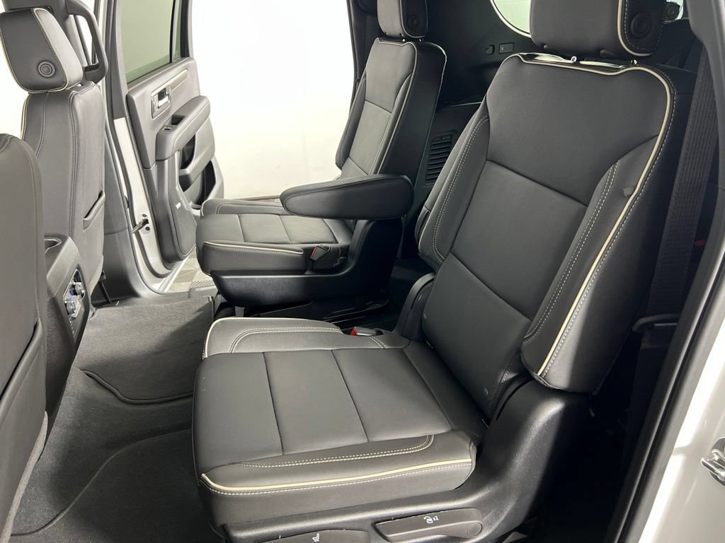 Used 2025 Iridescent Pearl Tricoat Chevrolet Premier image 14