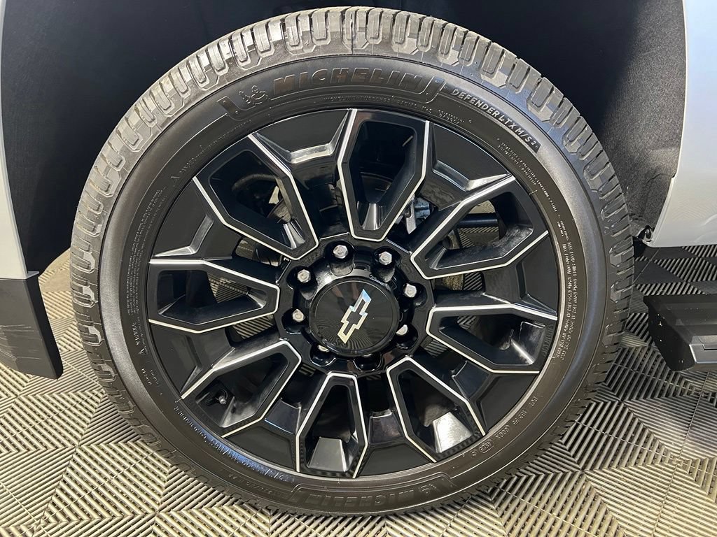 Used 2017 Silver Ice Chevrolet Premier image 29