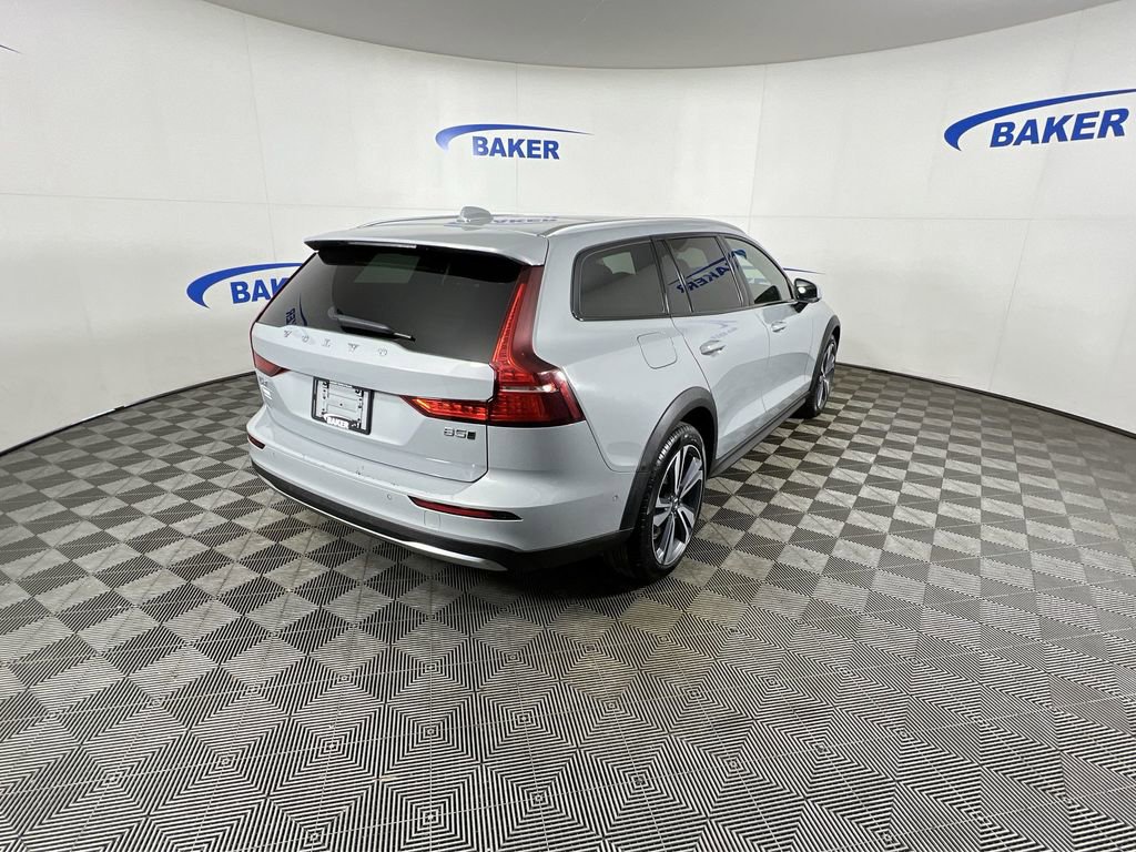 Used 2025 Vapour Gray Metallic Volvo B5 Plus image 9