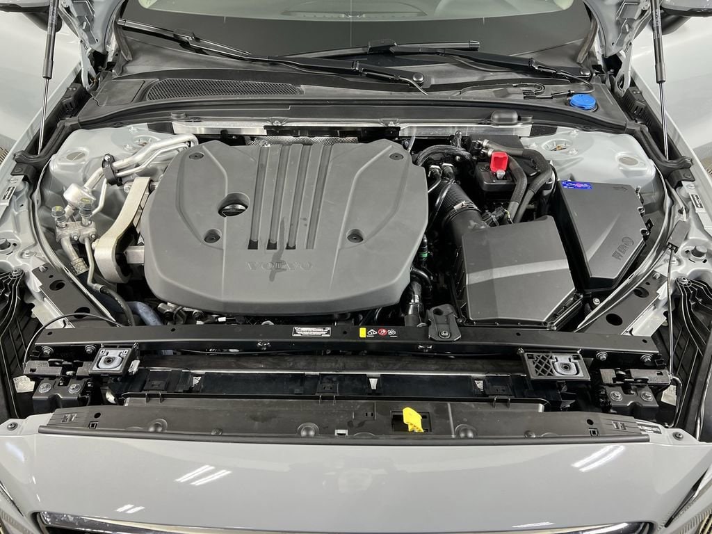 Used 2025 Vapour Gray Metallic Volvo B5 Plus image 29