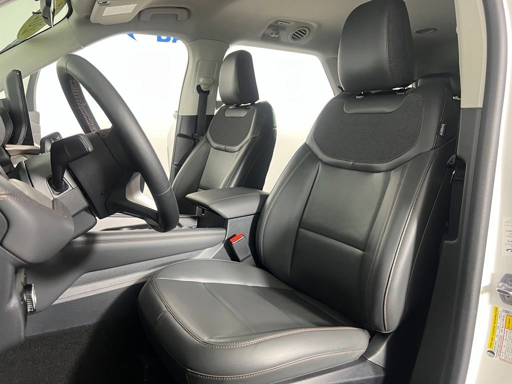 Used 2025 White Metallic Ford Active image 22