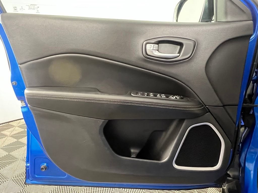 Used 2018 Laser Blue Pearlcoat Jeep Latitude 4x4 image 16