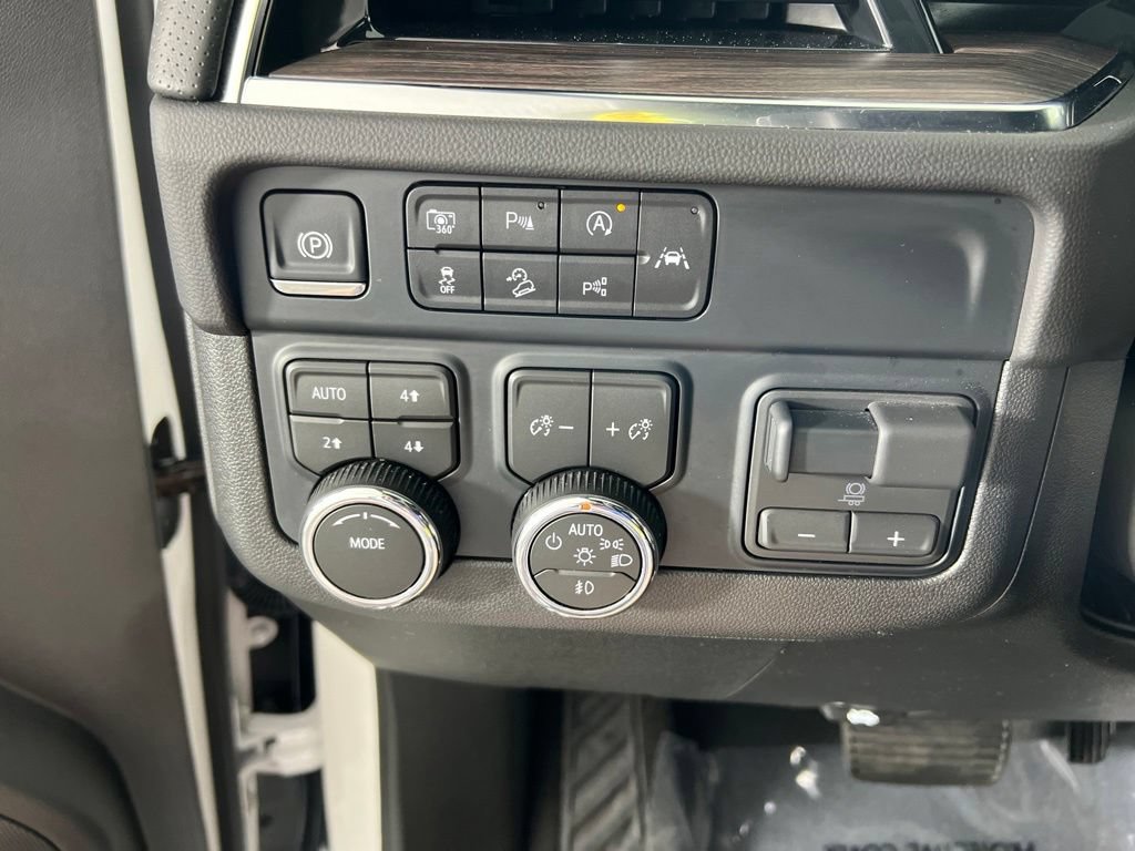 Used 2025 Iridescent Pearl Tricoat Chevrolet Premier image 27