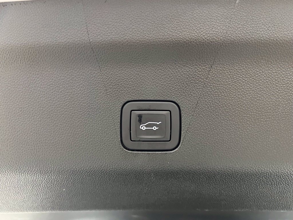 Used 2026 Glacier White Tricoat GMC Denali Ultimate image 17