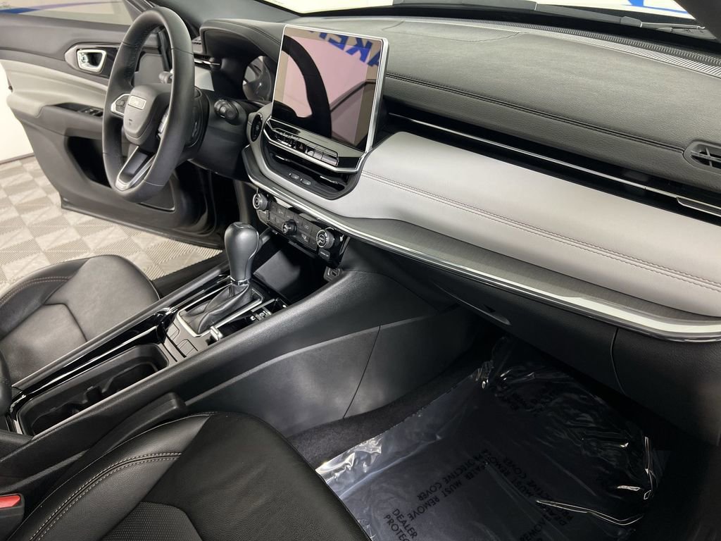 Used 2023 Diamond Black Crystal Pearlcoat Jeep Limited image 27