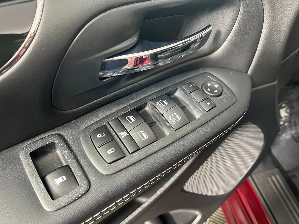 Used 2020 Octane Red Pearlcoat Dodge SXT image 19