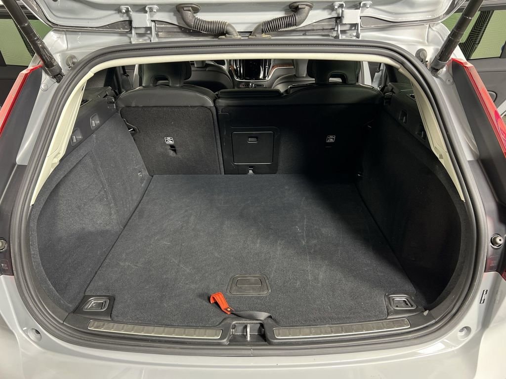 Used 2025 Vapour Gray Metallic Volvo B5 Plus image 25