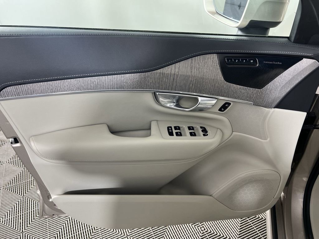 Used 2023 Bright Dusk Volvo B6 AWD Ultimate 6-Seater image 24