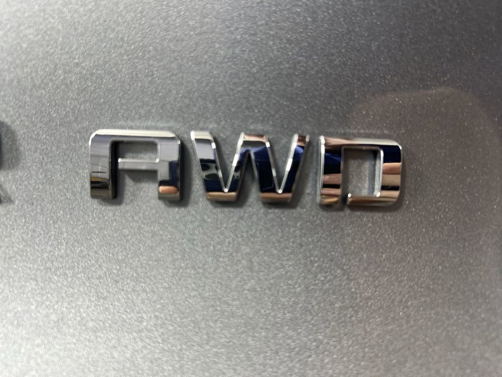 Used 2025 Sterling Gray Chevrolet LT w/2LT image 31