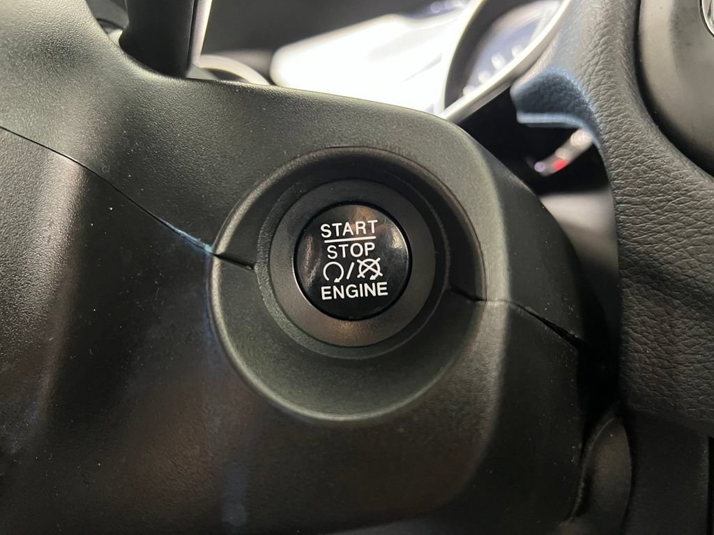 Used 2018 Laser Blue Pearlcoat Jeep Latitude 4x4 image 28