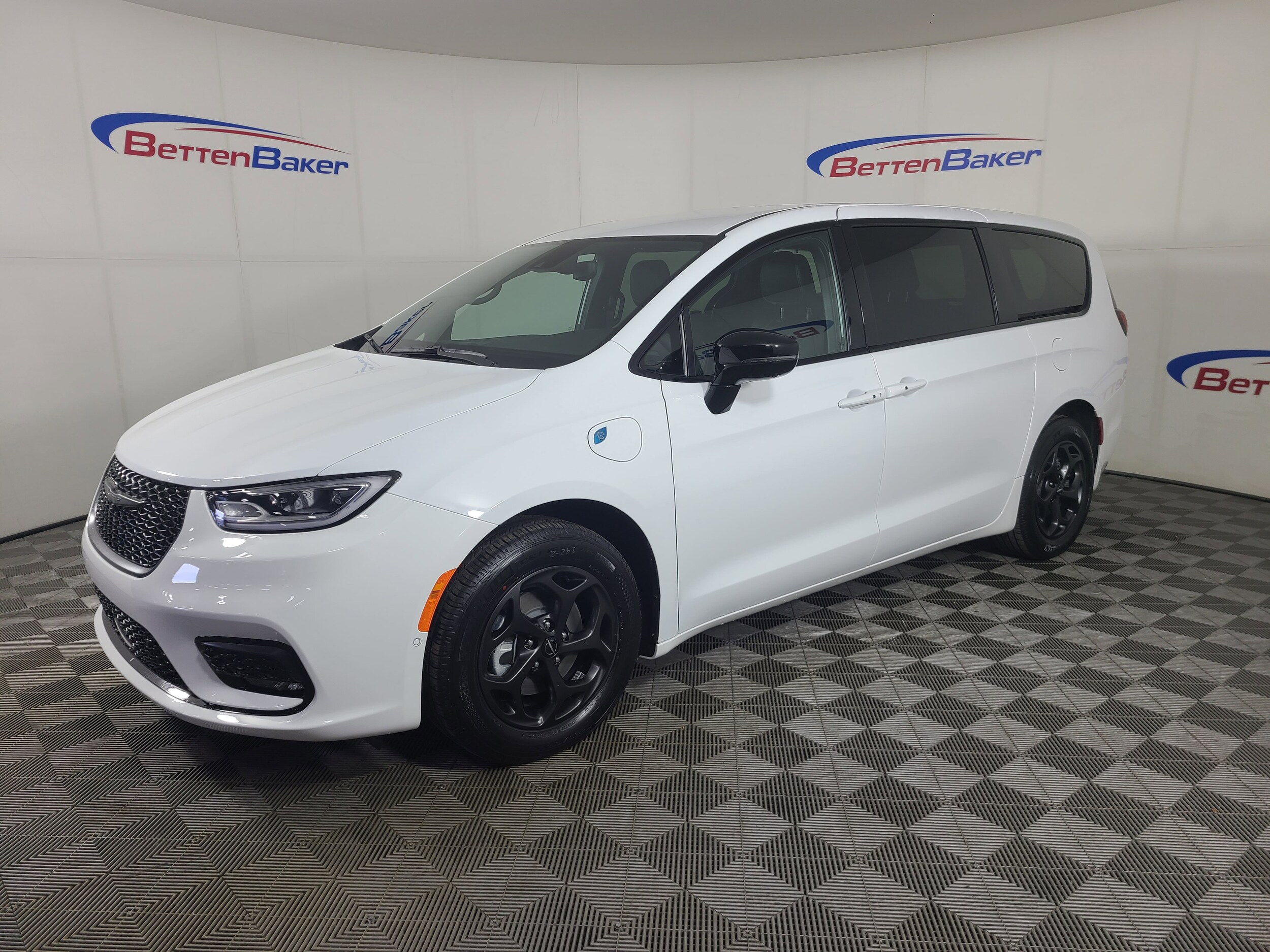 2024 Chrysler Pacifica Hybrid photo 2