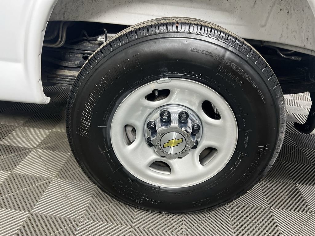 Used 2025 Summit White Chevrolet LT image 30