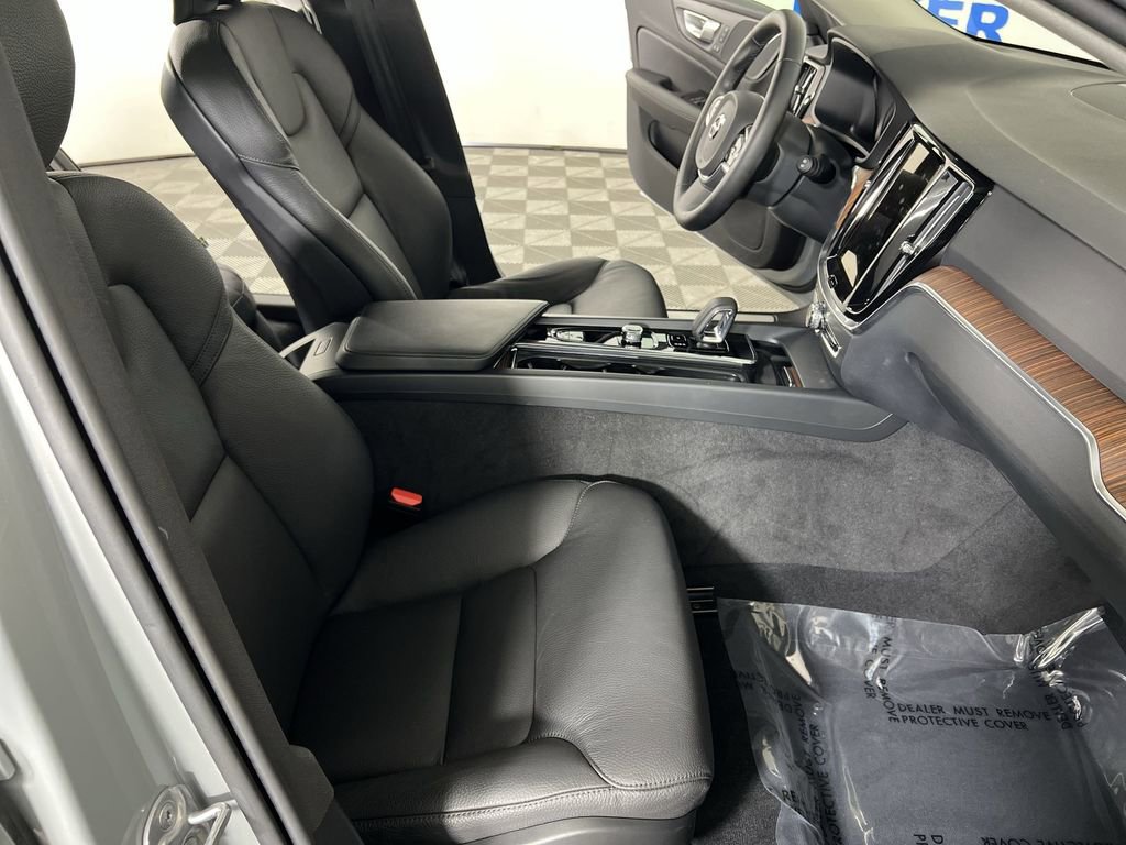 Used 2025 Vapour Gray Metallic Volvo B5 Plus image 27