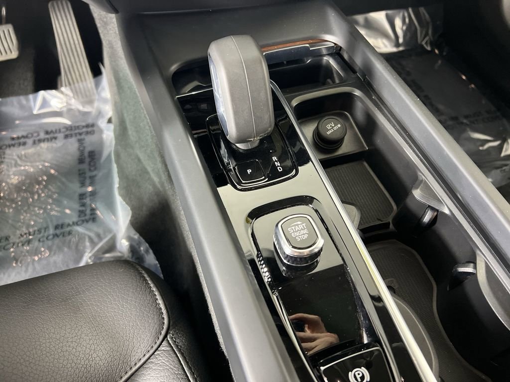 Used 2025 Vapour Gray Metallic Volvo B5 Plus image 17