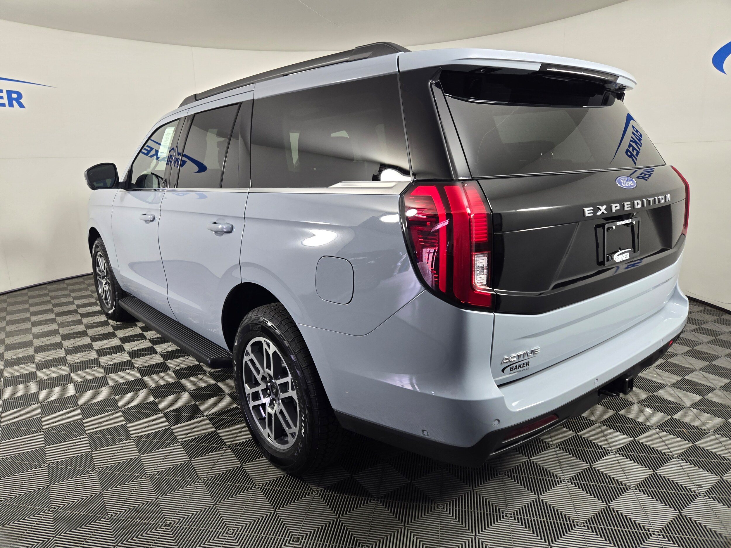 2025 Ford Expedition photo 2