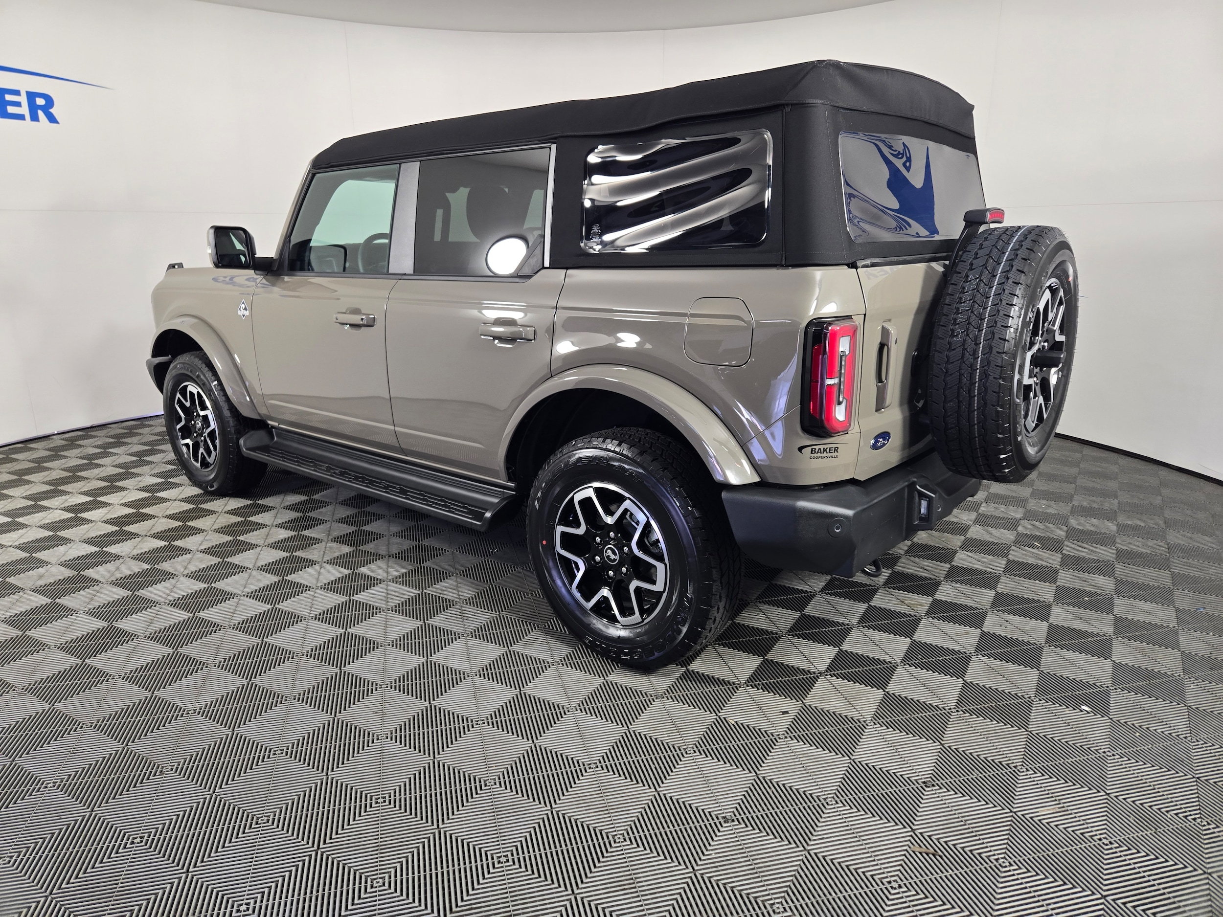2025 Ford Bronco Outer Banks photo 2