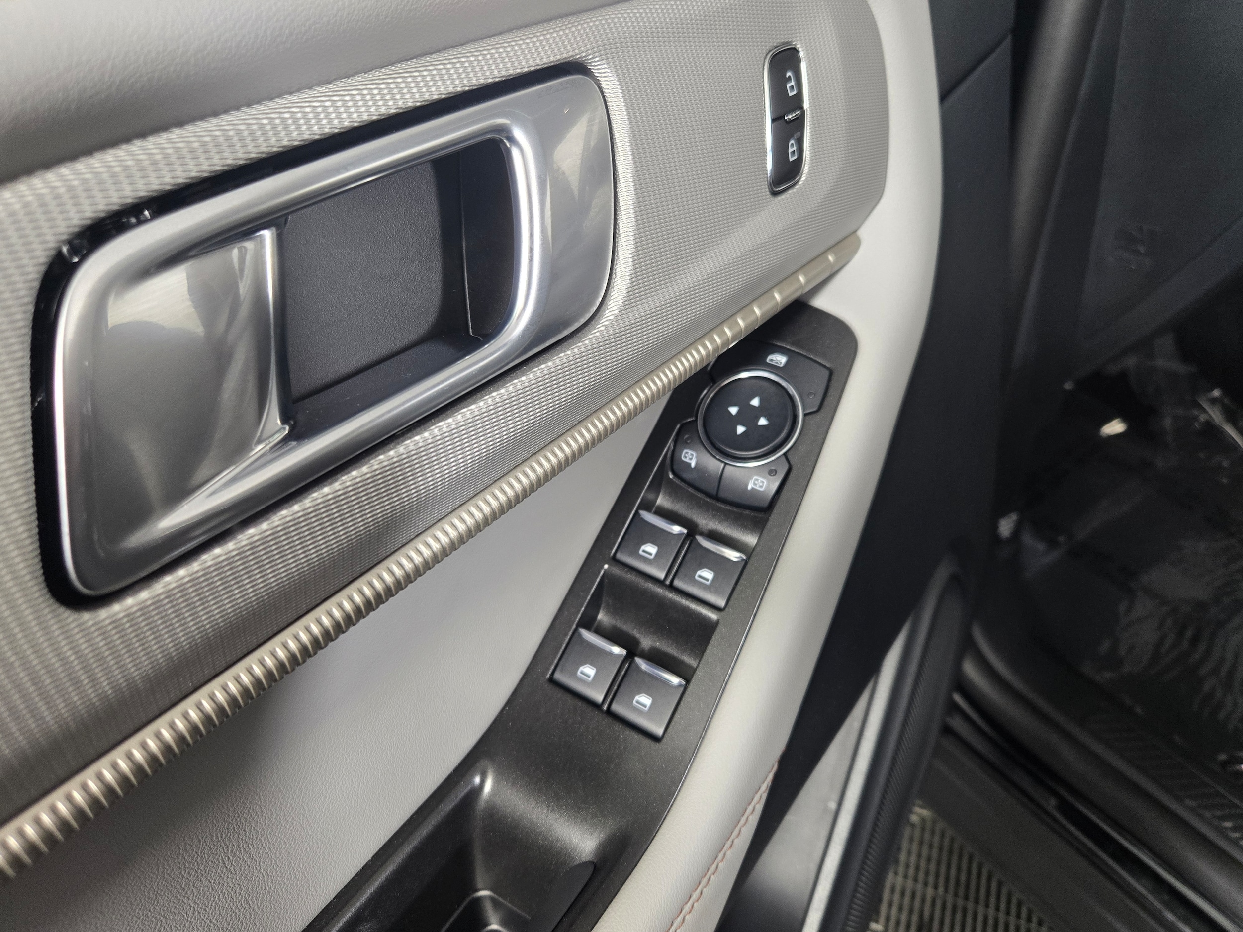 2026 Ford Explorer Active - Photo 18