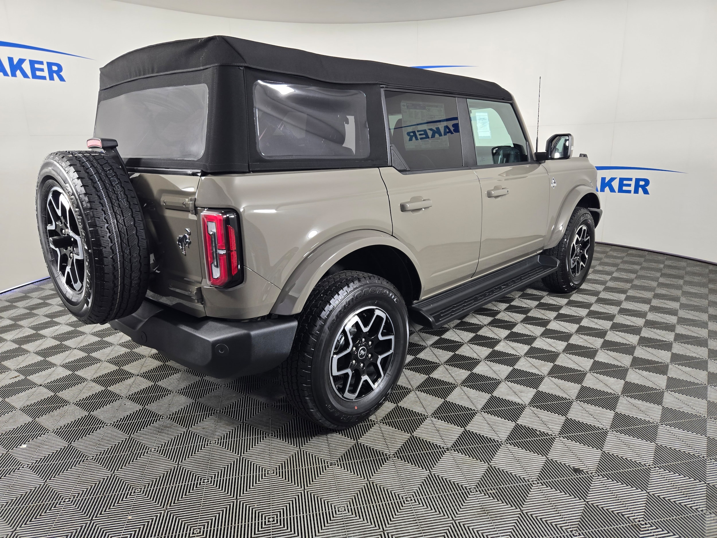 2025 Ford Bronco Outer Banks photo 4