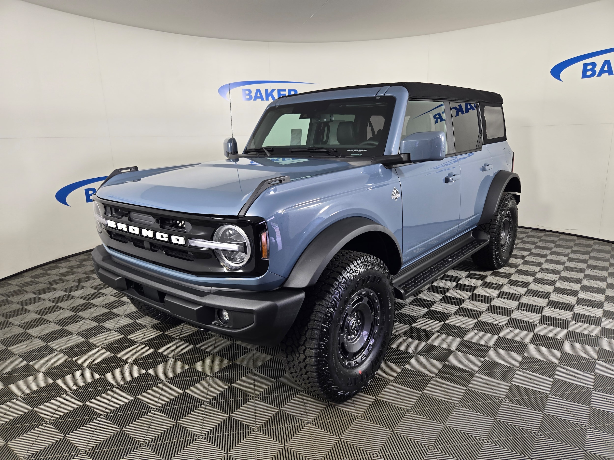 2025 Ford Bronco 4-Door Outer Banks's photo