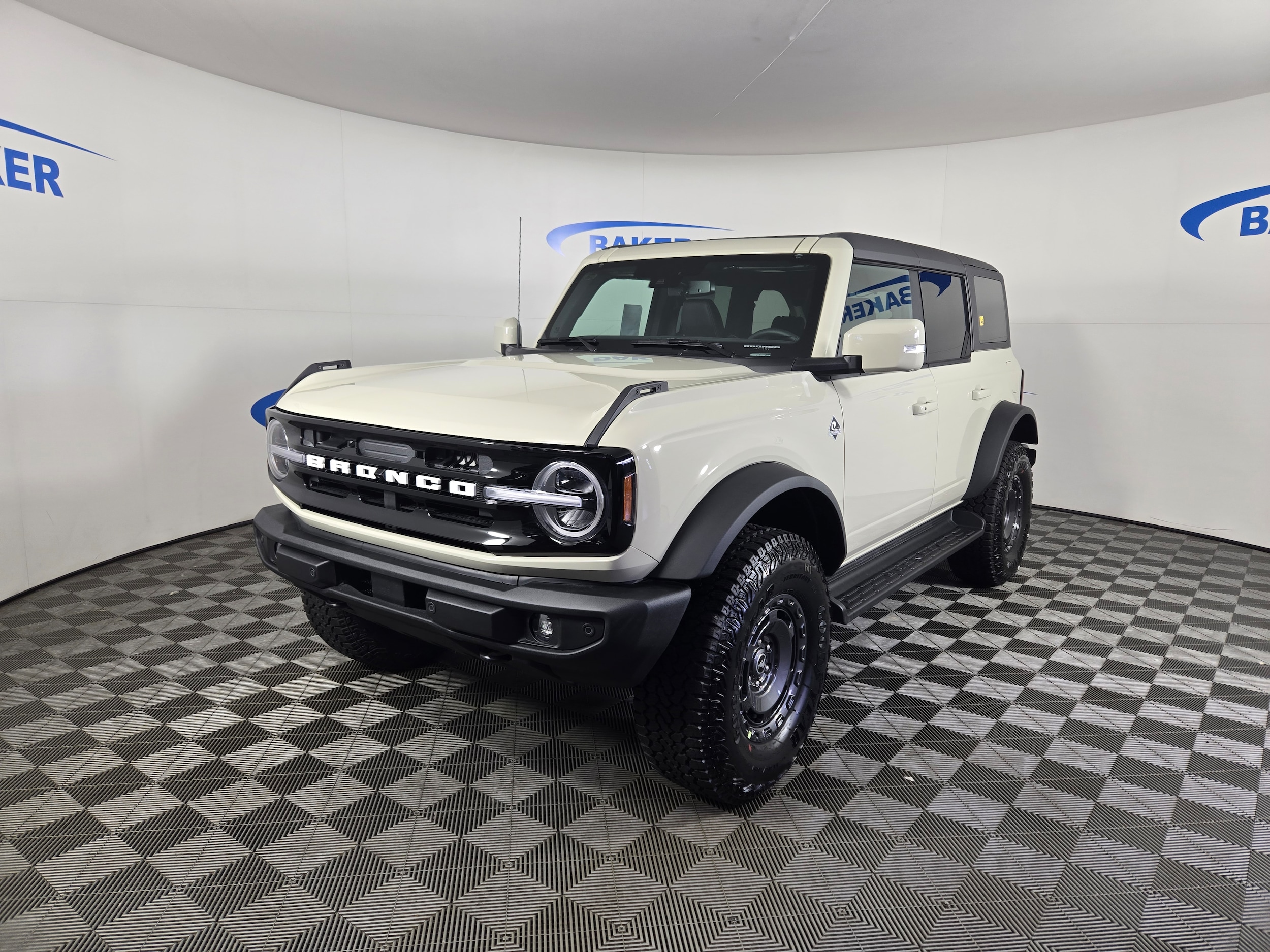 2025 Ford Bronco 4-Door Outer Banks's photo