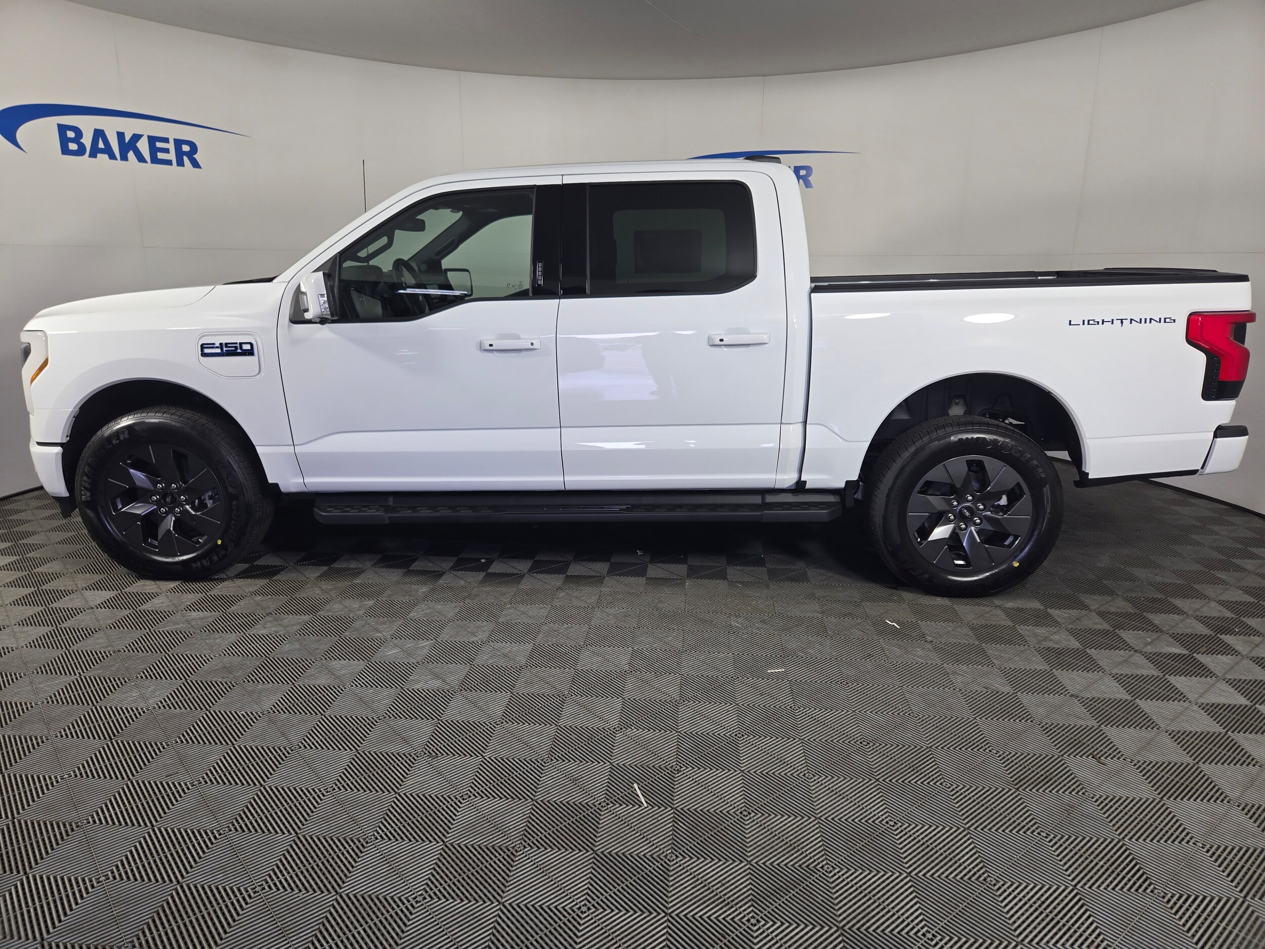 2025 Ford F-150 Lightning Lariat photo 2