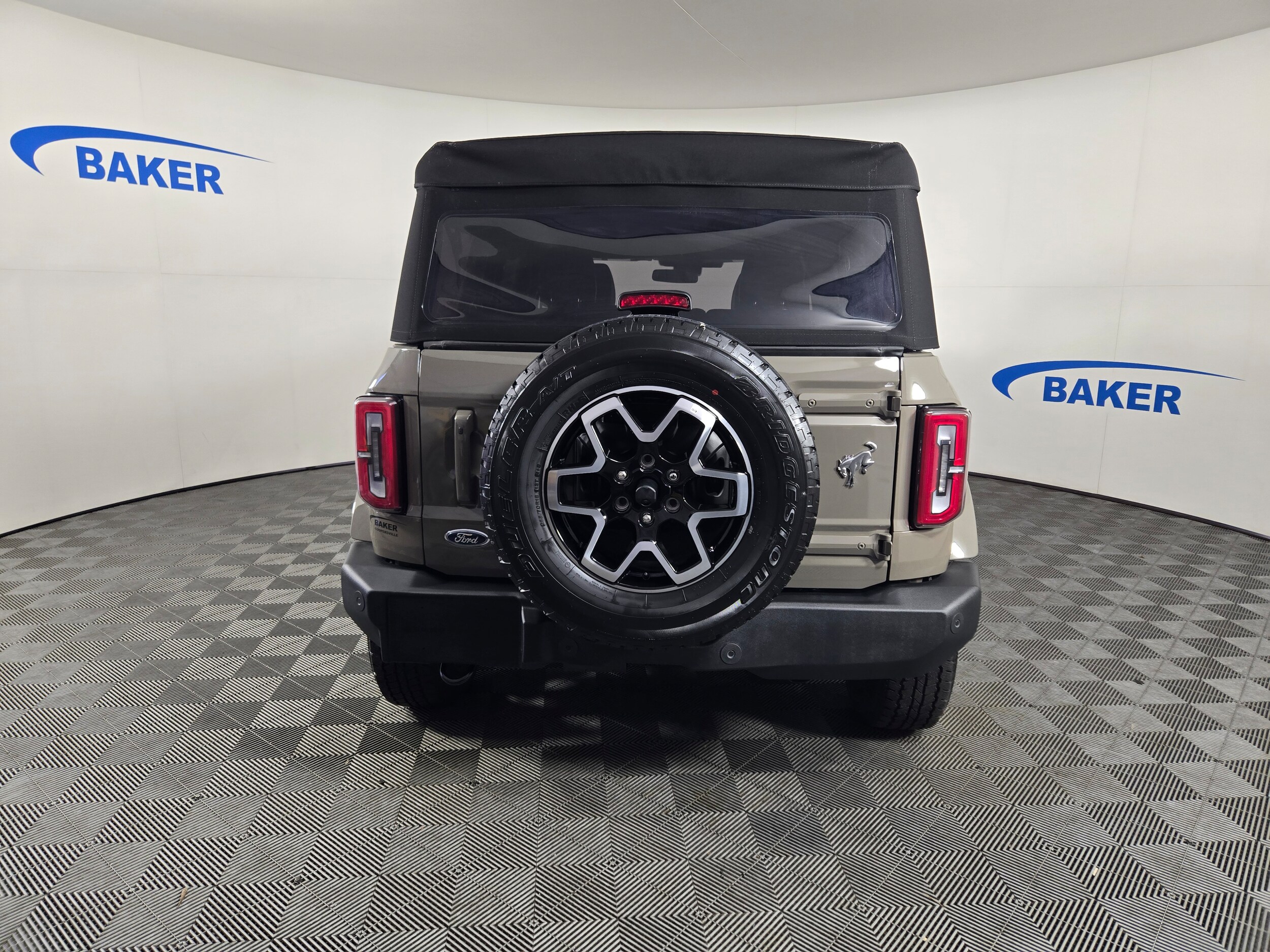 2025 Ford Bronco Outer Banks photo 3