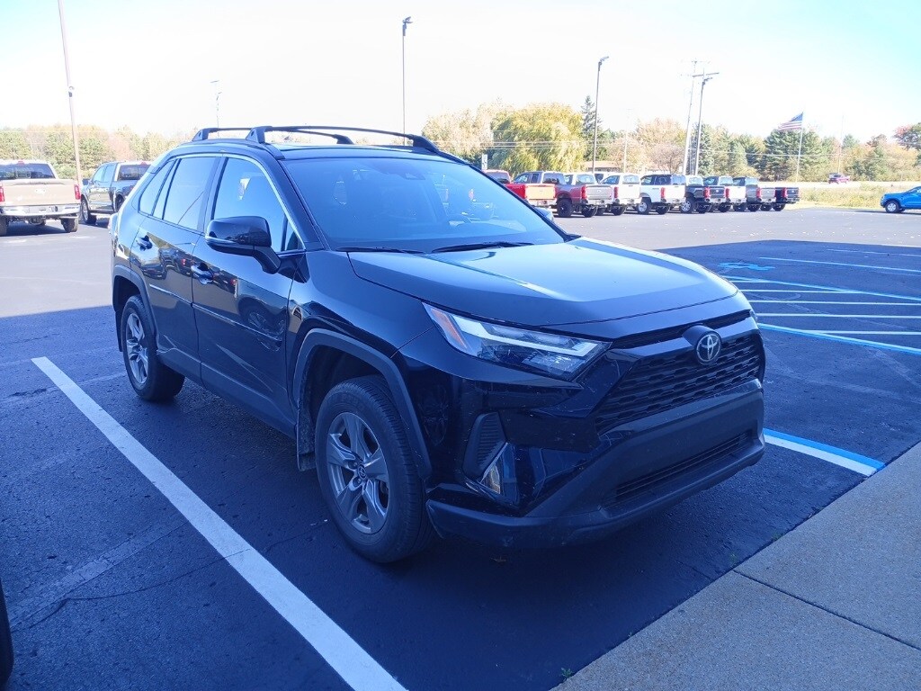 2022 Toyota RAV4 XLE photo 2