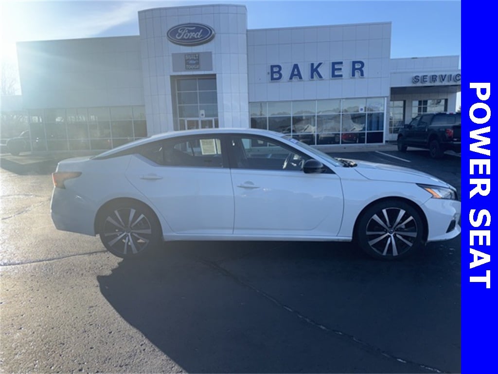 2022 Nissan Altima SR's photo