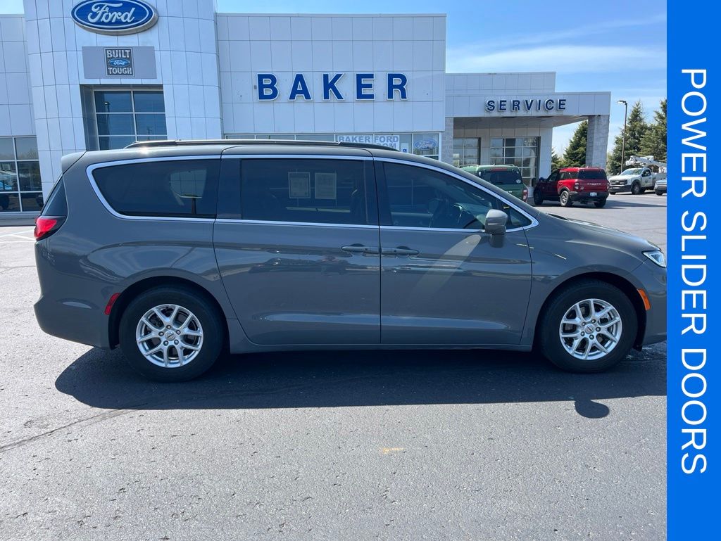 2022 Chrysler Pacifica Touring L's photo
