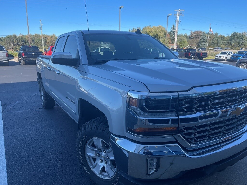 2017 Chevrolet Silverado 1500 LT photo 4