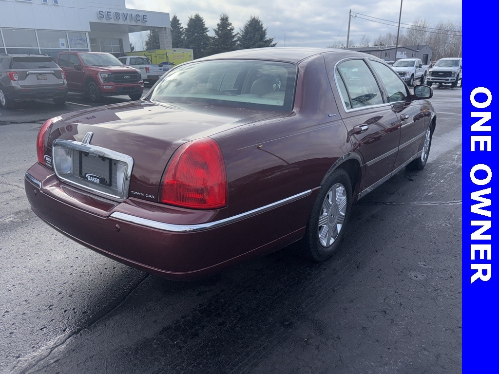 Used 2004 Lincoln Town Car Ultimate with VIN 1LNHM83W24Y641093 for sale in Ludington, MI