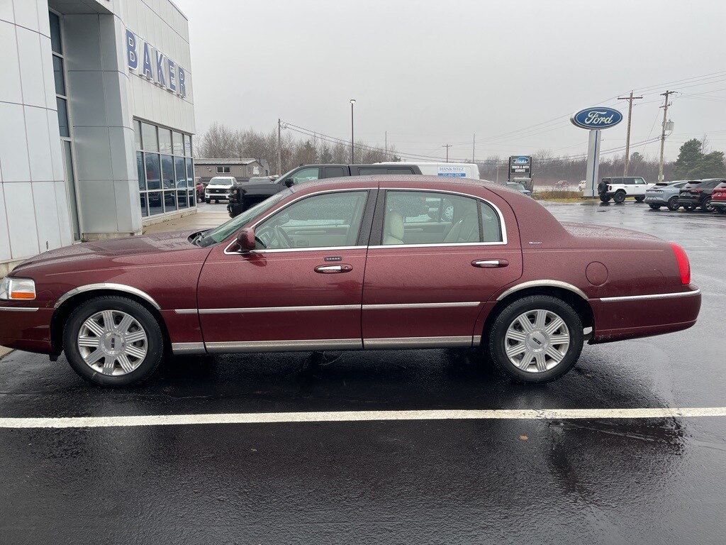 2004 Lincoln Town Car Ultimate photo 3