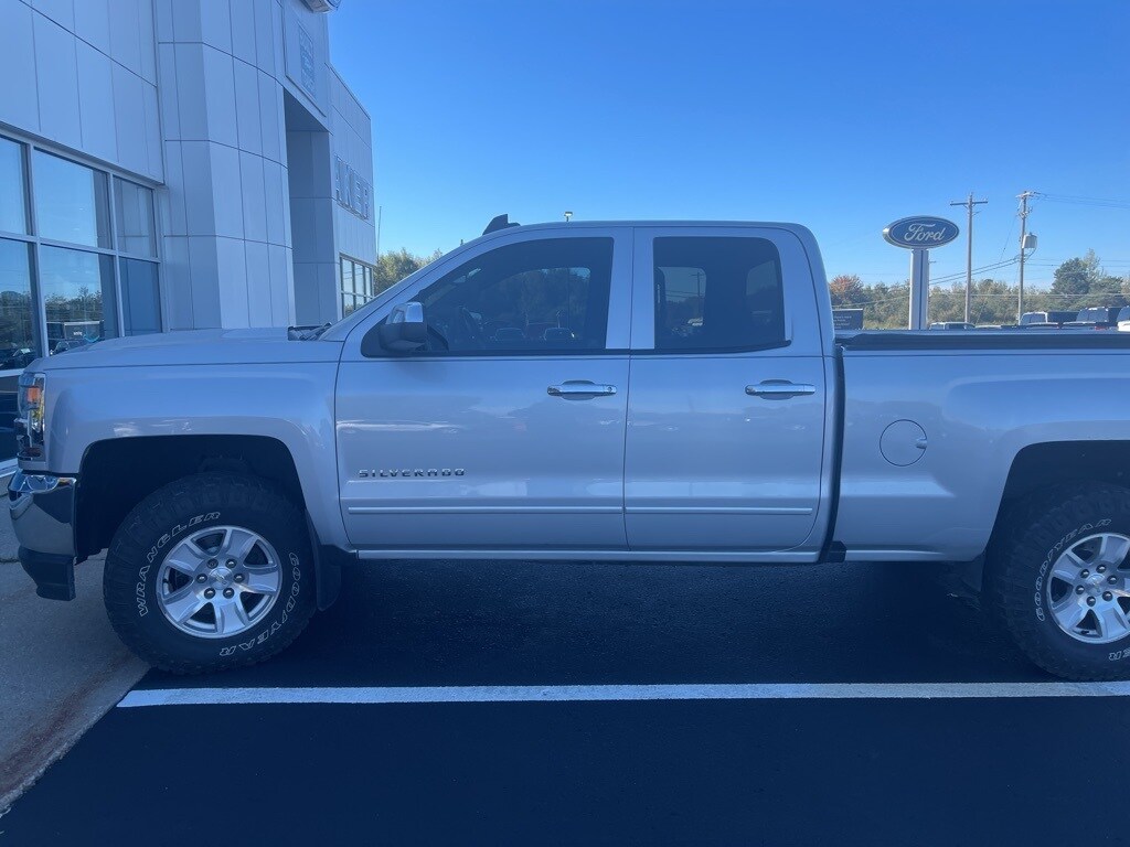 2017 Chevrolet Silverado 1500 LT photo 2