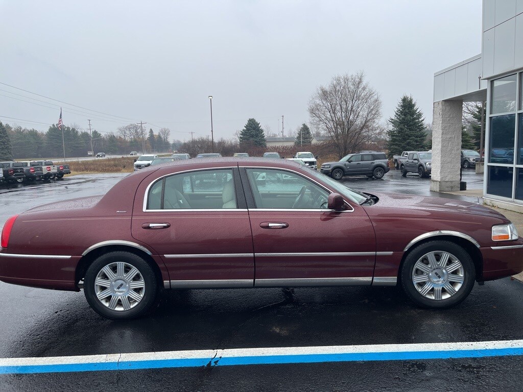 2004 Lincoln Town Car Ultimate photo 4