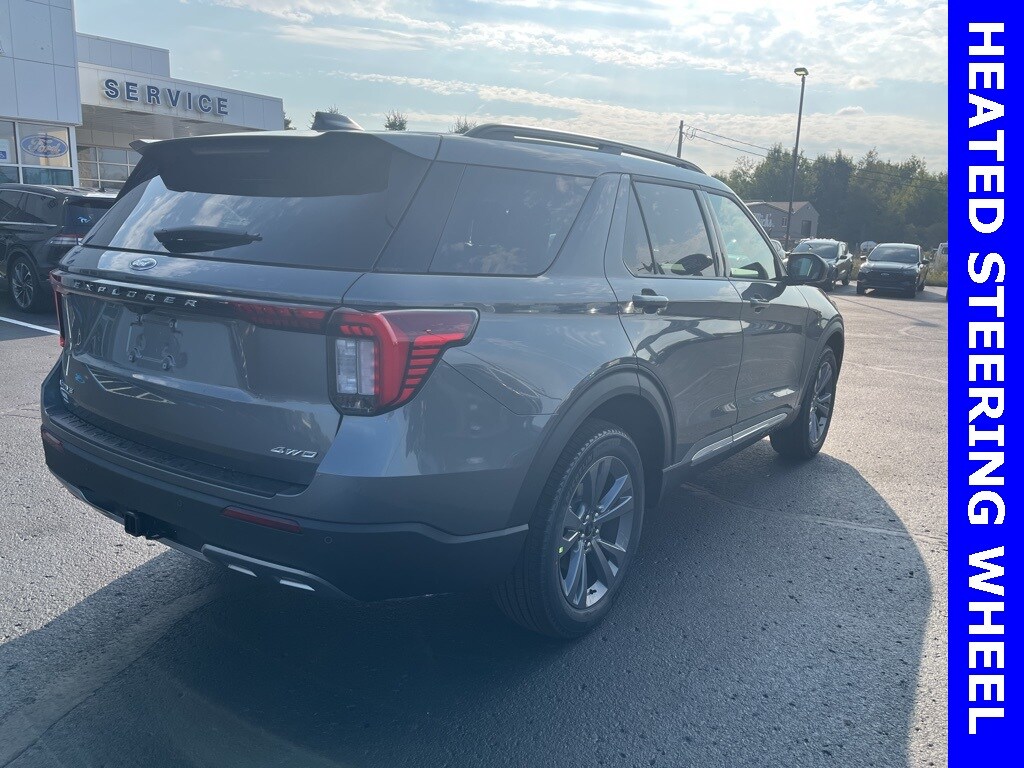 2025 Ford Explorer photo 2