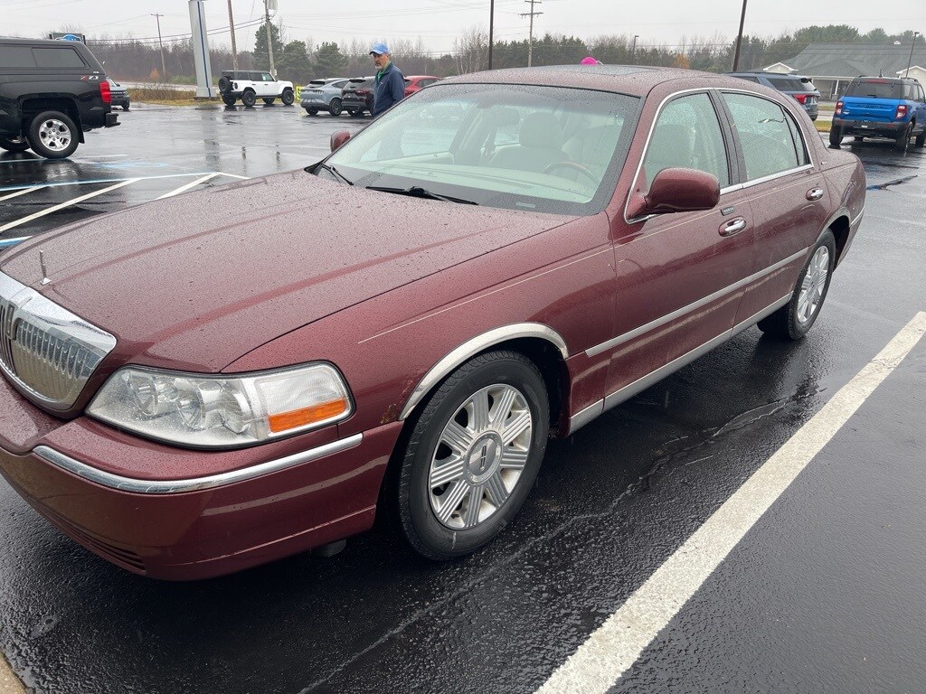 2004 Lincoln Town Car Ultimate photo 2