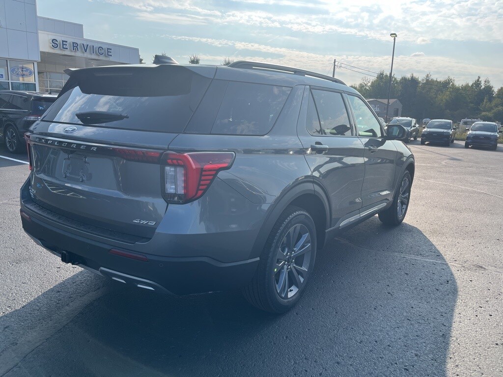 2025 Ford Explorer photo 2