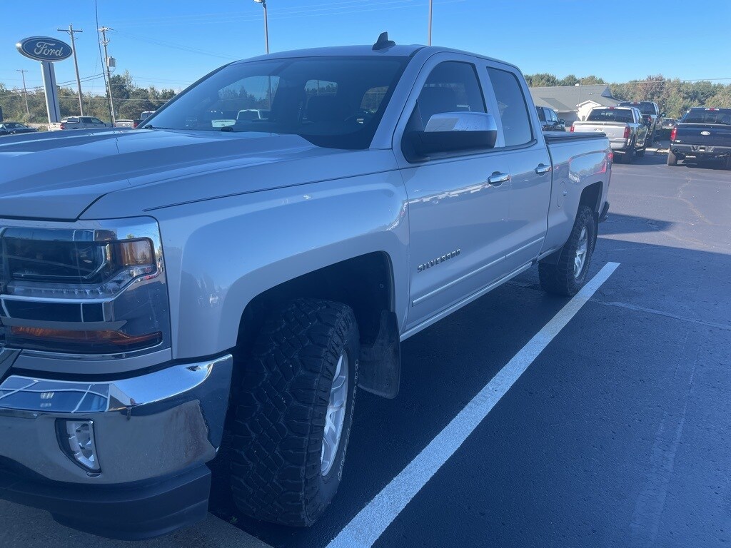 2017 Chevrolet Silverado 1500 LT photo 3