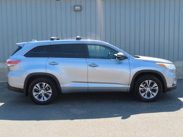 Used 2014 Toyota Highlander XLE with VIN 5TDJKRFH3ES069270 for sale in Cadillac, MI