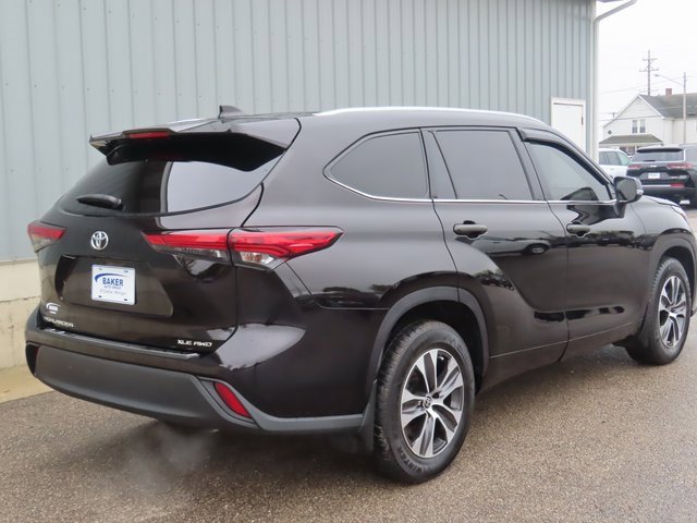 2021 Toyota Highlander XLE photo 2