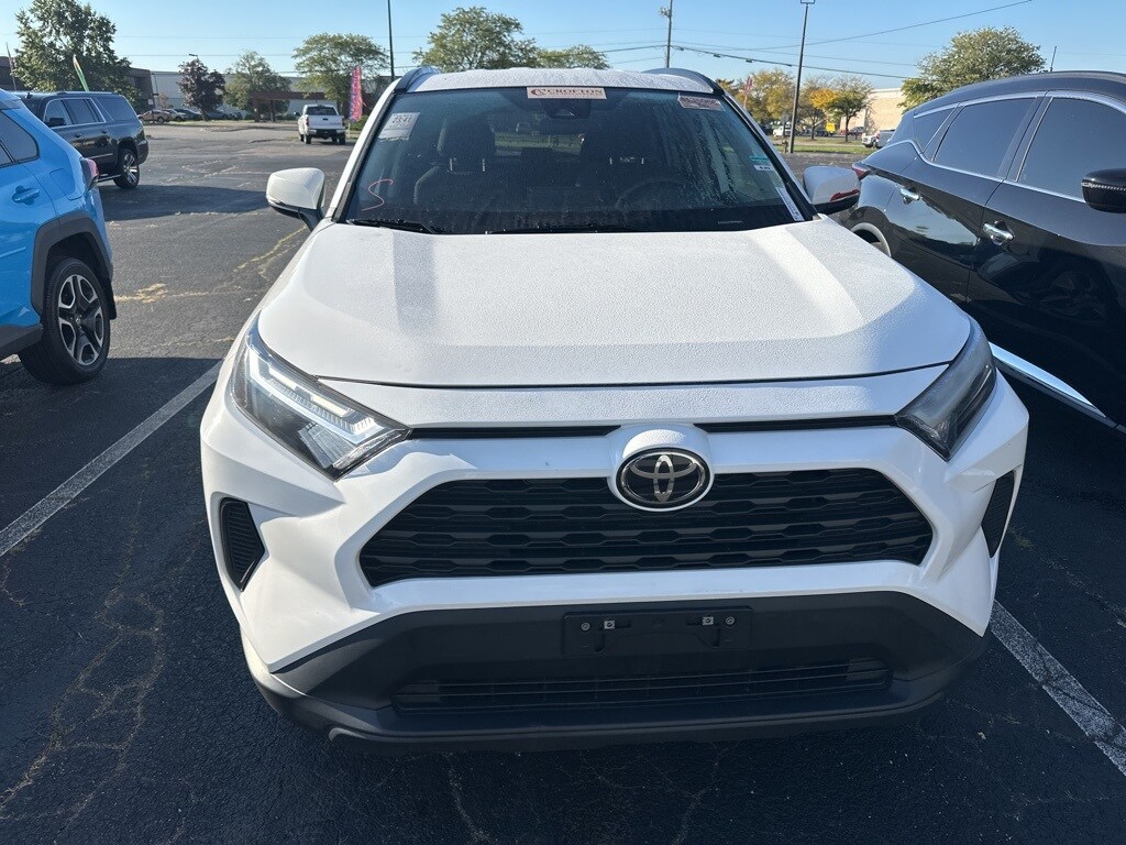 2022 Toyota RAV4 XLE photo 2
