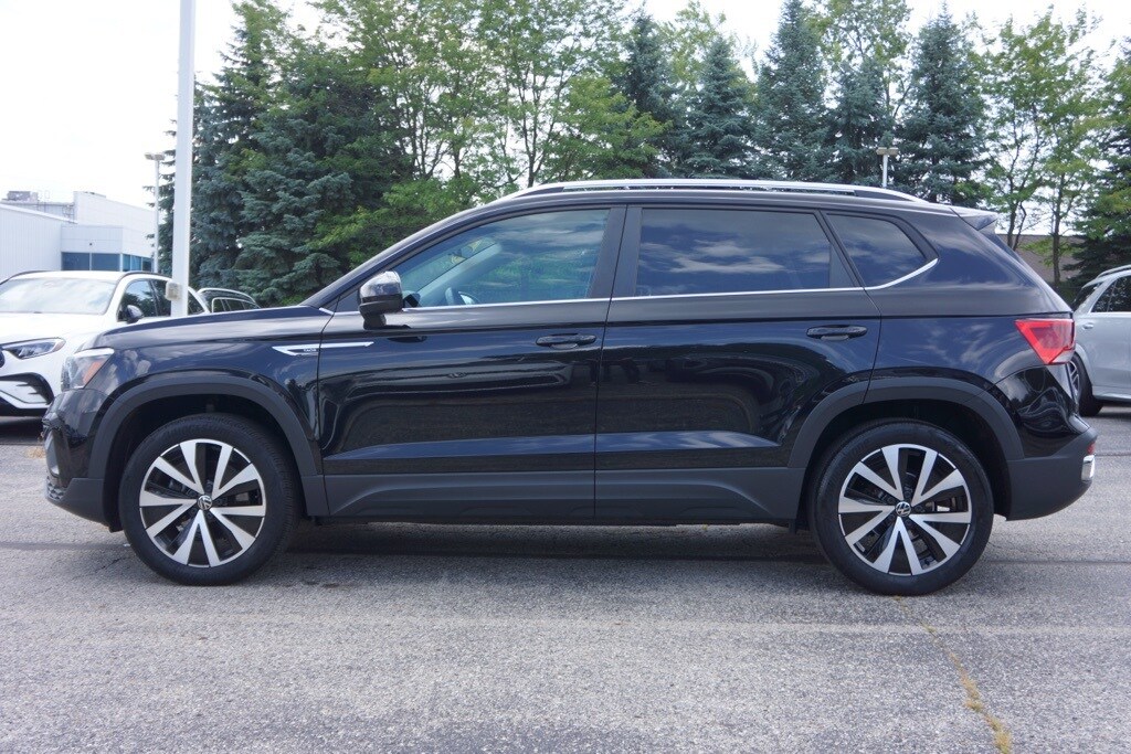2023 Volkswagen Taos SE photo 3